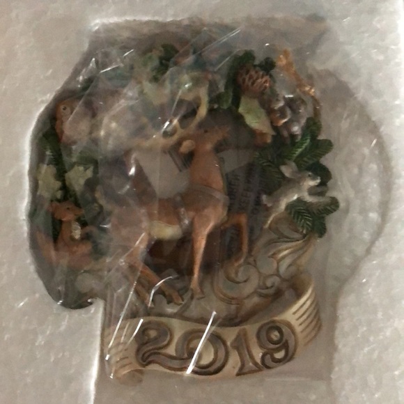 Brand new Jim Shore white Woodland Wreath Ornament dated 2019 collectible - Picture 4 of 7